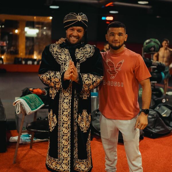 Конор Макгрегор надел узбекский национальный костюм. Фото