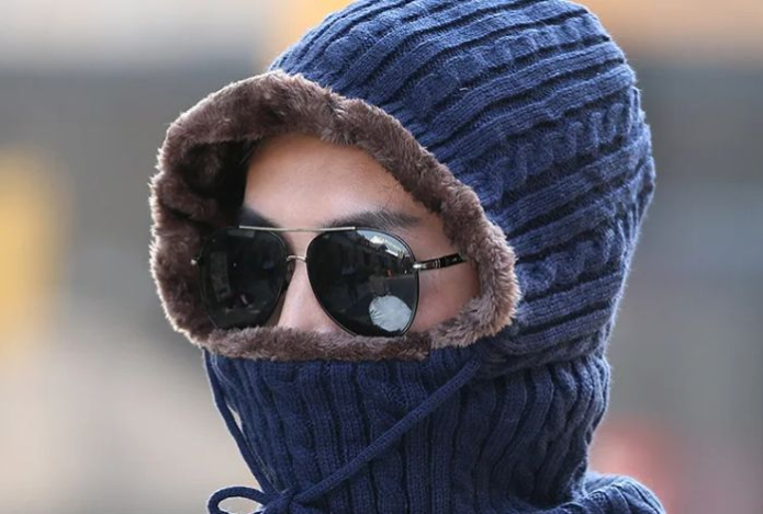 Врач предупредил о страшных последствиях ношения неправильных зимних уборов