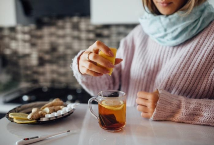 Терапевт поставил точку в спорах о лечении простуды медом, имбирем и лимоном