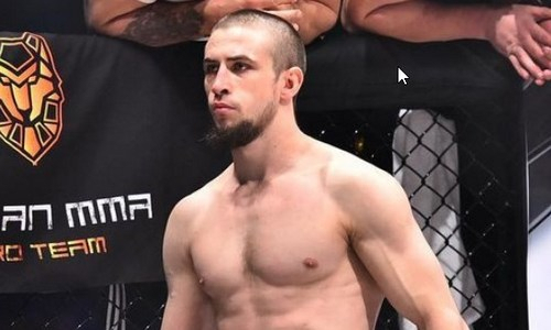 Непобежденный боец из Казахстана драматично проиграл первый бой в карьере. Видео