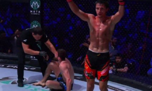 Казахстанский боец нокаутировал россиянина и стал чемпионом. Видео
