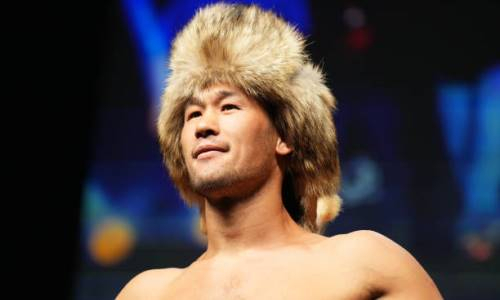 Шавкату Рахмонову «отдали» титул чемпиона после досрочной победы на UFC 296