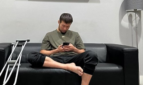 «Мы в шоке, он ходить не может». В команде Шавката Рахмонова раскрыли подробности его травмы