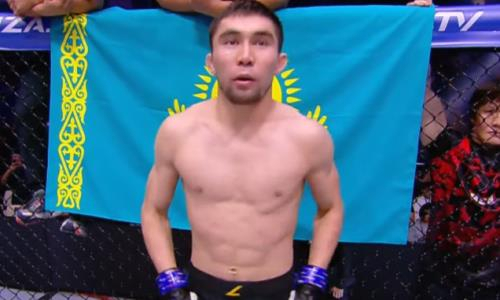 Казахстанский боец нокаутировал чемпиона и завоевал титул. Видео
