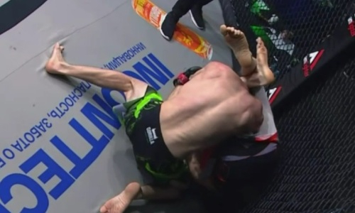 Казахстанский боец досрочно проиграл дебютный бой в ММА на турнире в России. Видео