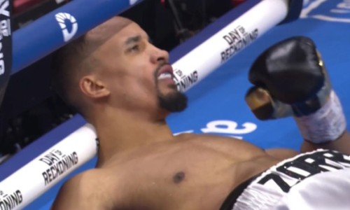 Глухим нокаутом в первом раунде закончился бой непобежденных чемпионов. Видео