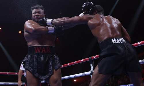 Непобежденного 150-килограммового супертяжа нокаутировали за десять секунд до конца боя. Видео