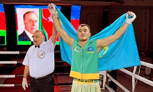 Казахстанский боксер нокаутировал азербайджанца у него на родине. Видео