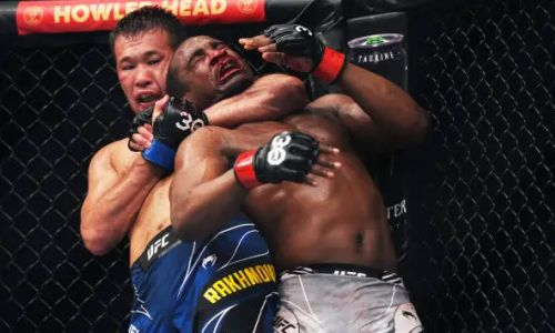 Рахмонов? Американский эксперт назвал сабмишн года в UFC