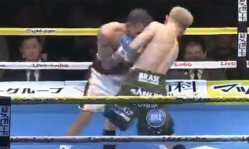 Нокаутом закончился последний бой за титул чемпиона мира в 2023 году. Видео