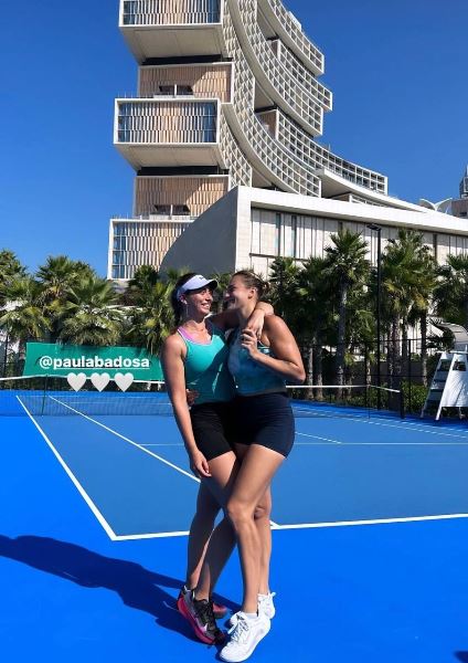 Арина Соболенко схватила красавицу-теннисистку за ягодицы. Фото