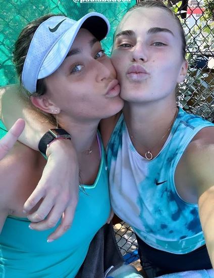 Арина Соболенко схватила красавицу-теннисистку за ягодицы. Фото