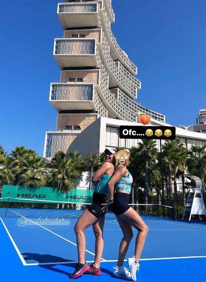 Арина Соболенко схватила красавицу-теннисистку за ягодицы. Фото