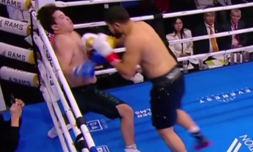 Нокаутом в первом раунде закончился поединок боксеров из Казахстана. Видео