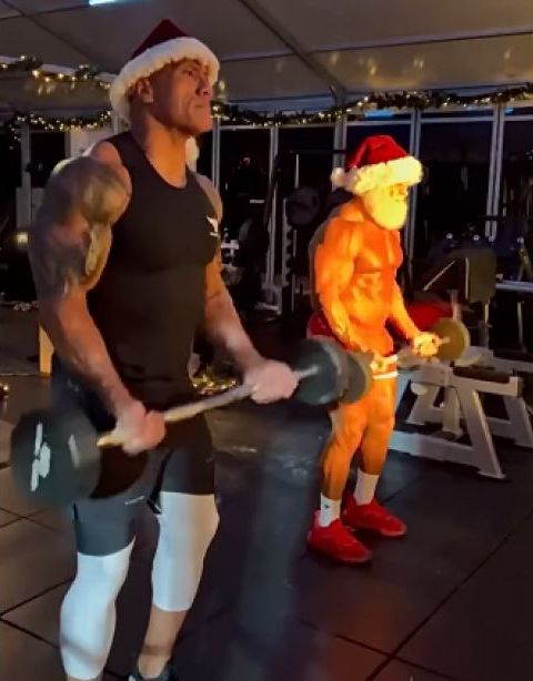 Голливудская звезда показал свою предрождественскую тренировку в костюме эльфа. Фото