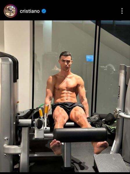 Роналду «ответил» на фото Месси с женой