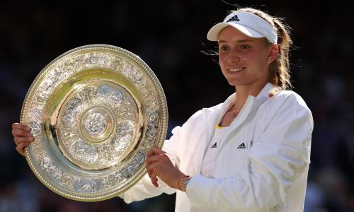 Елену Рыбакину назвали лучшей теннисисткой мира и «наградили» ее титулами