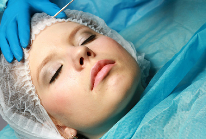 «Грозит слепотой и инсультами». Пластический хирург назвал самую опасную бьюти-процедуру