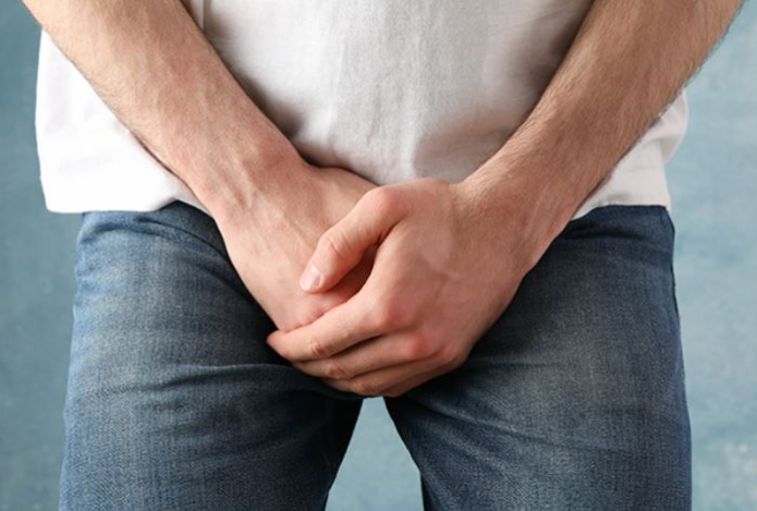 Уролог объяснил мужчинам, почему мочиться стоя опасно