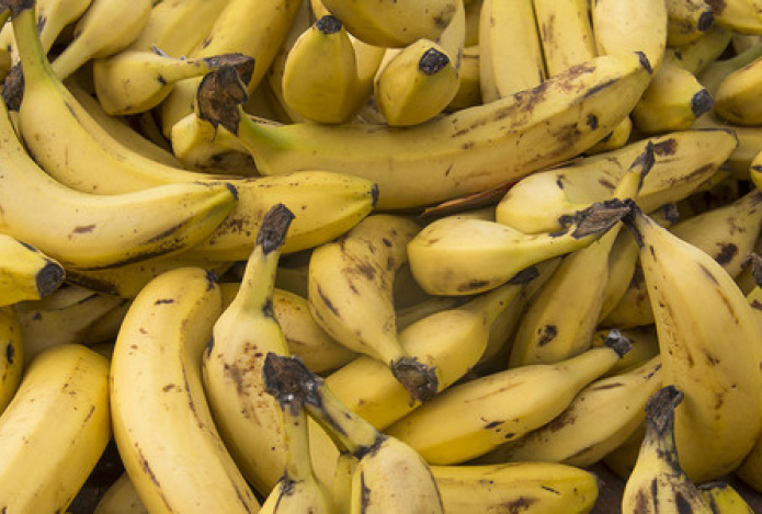 Диетологи назвали шесть фруктов для хорошего пищеварения после 40 лет