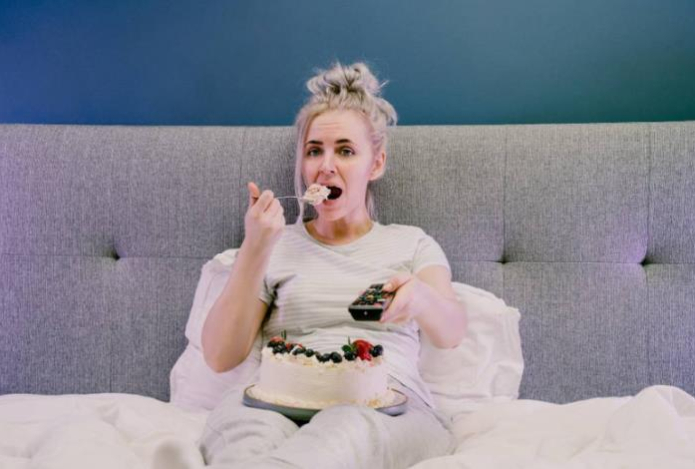 Составлен топ-10 «невинных» привычек, из-за которых мы незаметно толстеем