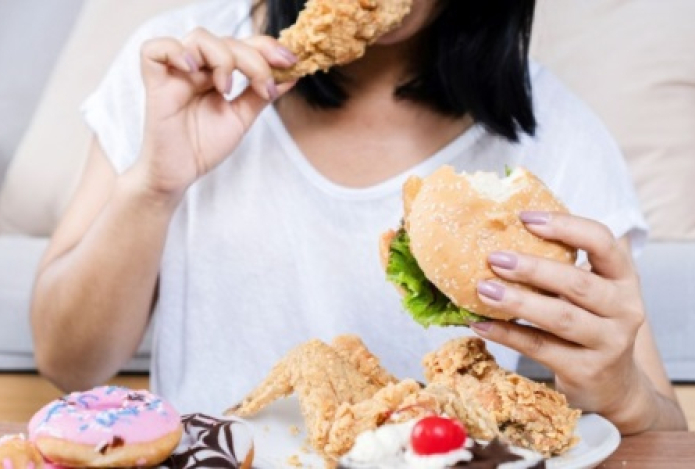 Может лопнуть. Диетолог рассказал, сколько еды может вместить в себя желудок