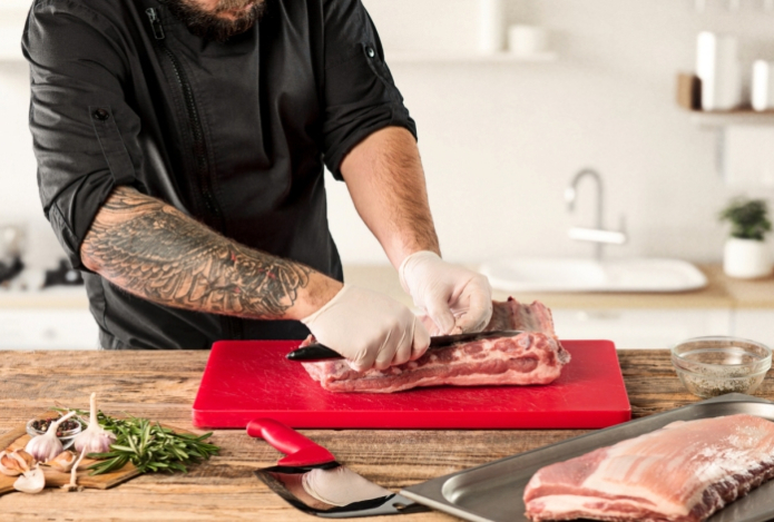 Вот почему нельзя мыть мясо, рыбу и яйца в раковине. Жутко опасно