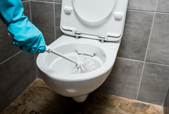 Почему появляется желтая полоса на унитазе и как убрать ее за пять минут