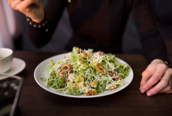 Назван идеальный завтрак с двойным эффектом — против рака и жира на животе