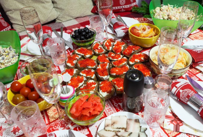 Вместо новогоднего стола — больничная койка. Врач указал на опасность популярного продукта