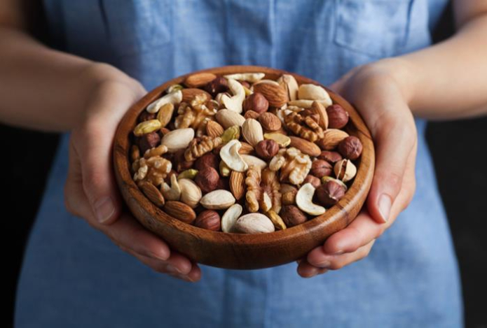 Снижает сахар и холестерин. Назван самый полезный орех для здоровья сердца — и это не грецкий