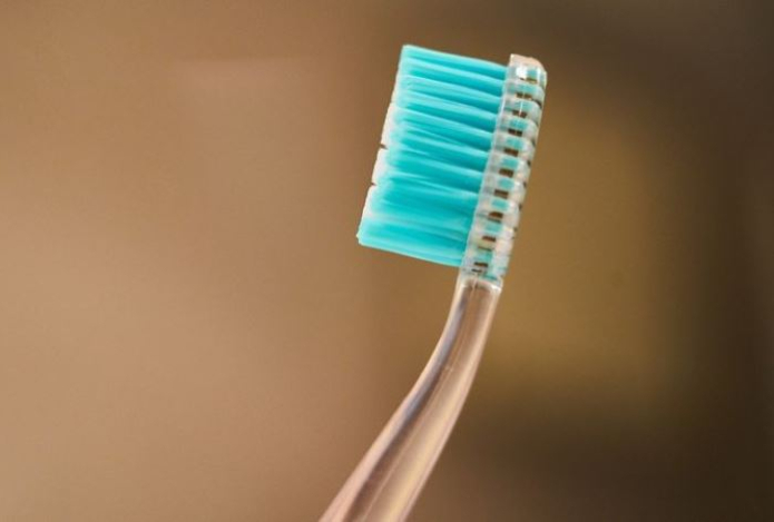 Как часто надо менять зубные щетки на самом деле. Мало кто знает — ответ стоматолога удивит