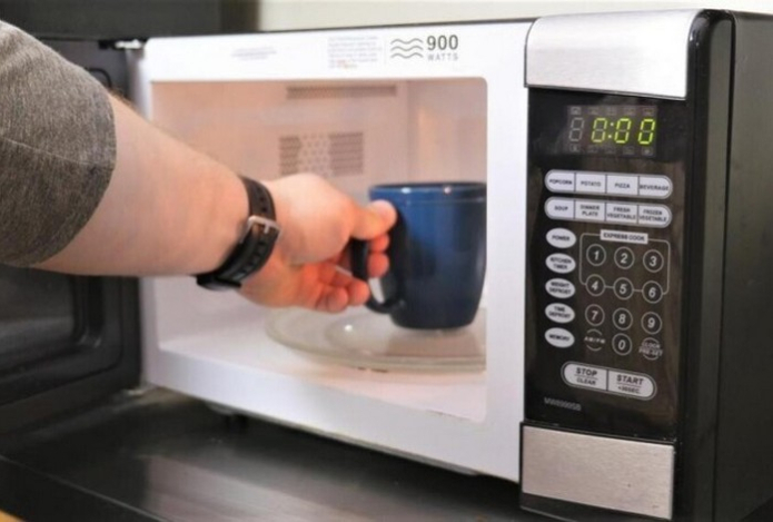 Можно ли подогревать молоко в микроволновке? Доктор Комаровский дал ответ