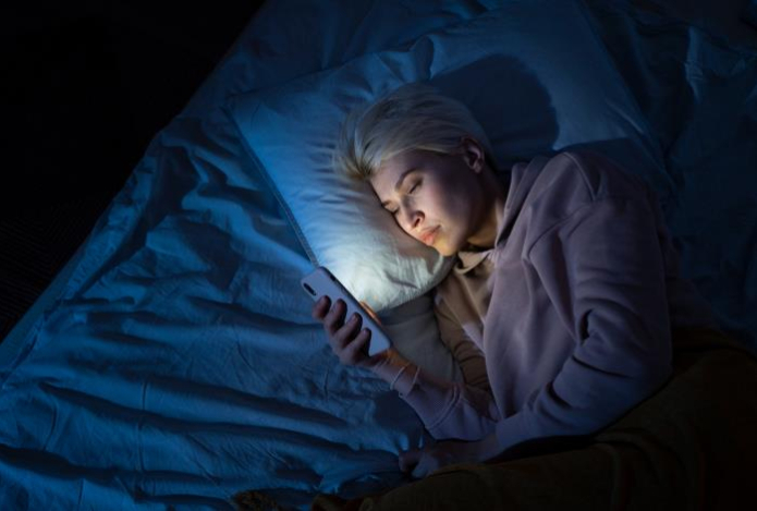 «Здоровью придет конец». Не вздумайте пользоваться телефоном в этот конкретный час