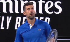 «Спускайся и скажи мне это в лицо!». Новак Джокович вступил в перепалку со зрителем в матче Australian Open-2024. Видео