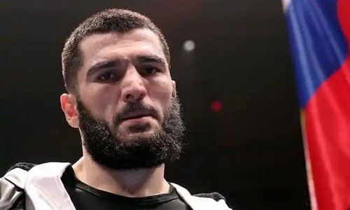 Отказавшегося от флага России чемпиона мира хотят лишить всех титулов