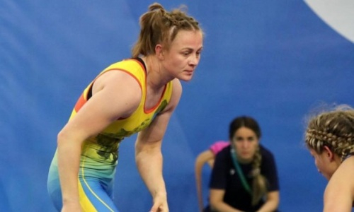 Призерку Олимпиады из Казахстана разгромили на престижном турнире по борьбе