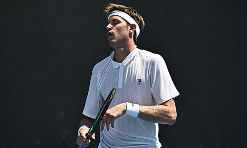 Топовый теннисист сенсационно проиграл квалифаеру на старте Australian Open-2024