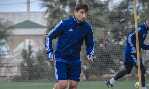 «Поражено 25 процентов легких». Иностранный футболист серьезно заболел в Казахстане