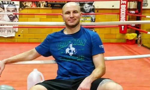 Казахстанский боксер показал дуэль взглядов с легендарным Роем Джонсом и обратился к нему