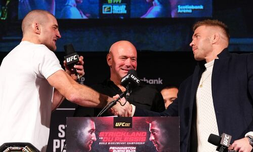 Участники титульного боя UFC 297 прошли процедуру взвешивания. Видео