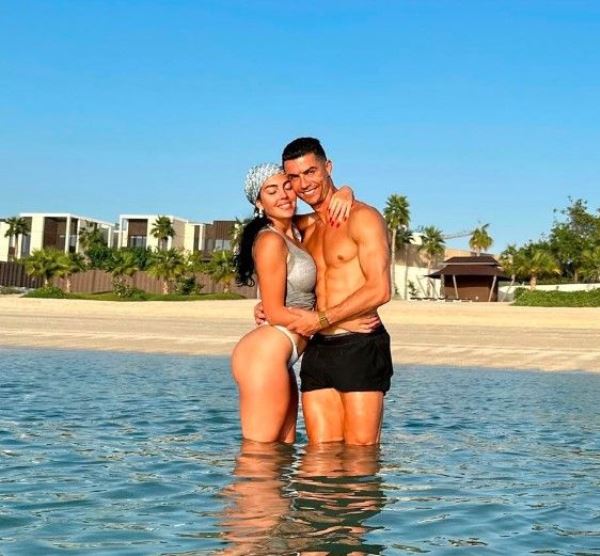 Криштиану Роналду опубликовал эффектное фото с женой на побережье