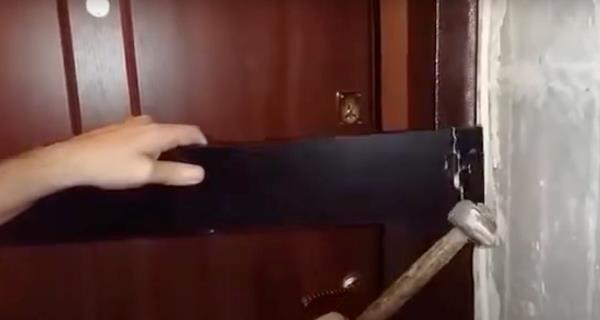 На улице лютые морозы, а дома жара. Один хитрый трюк уберет сквозняк от входной двери. Фото