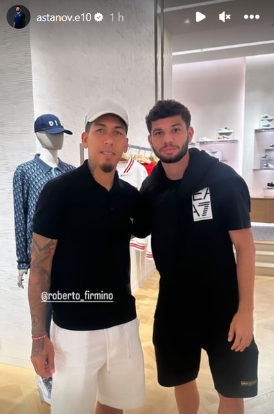 Футболист сборной Казахстана встретился с экс-звездой «Ливерпуля». Фото