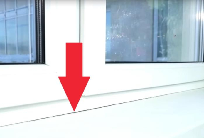 «На улице −30 с метелью, а дома тепло». Раскрыт гениальный способ избежать сквозняка от окна