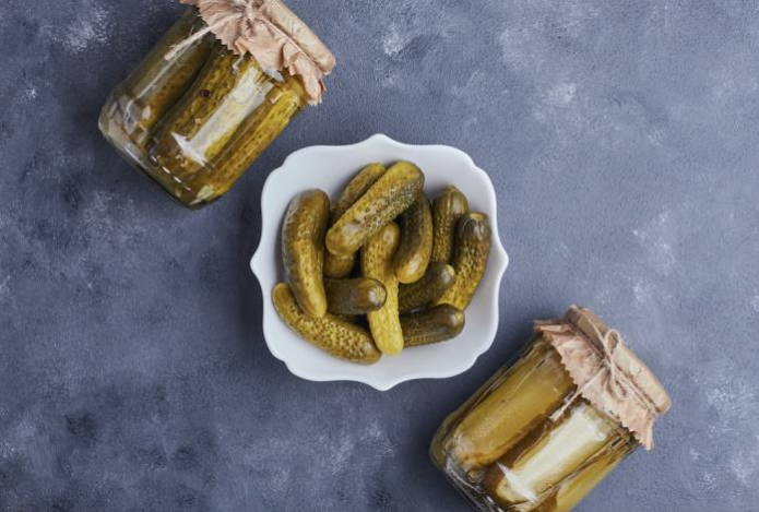 «Как после укуса пчел». Какую опасность таят в себе соленые огурцы и чем их заменить