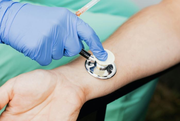 Пощупайте пульс на руке. Врач назвала первые симптомы тромбоза