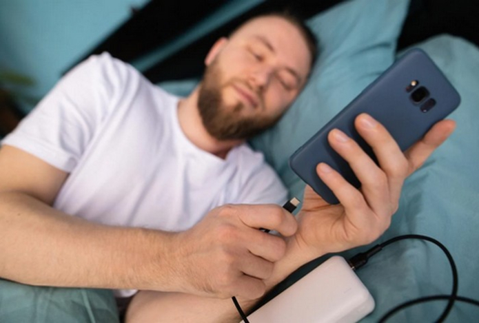 Стало известно о страшных последствиях сна рядом с телефоном на зарядке