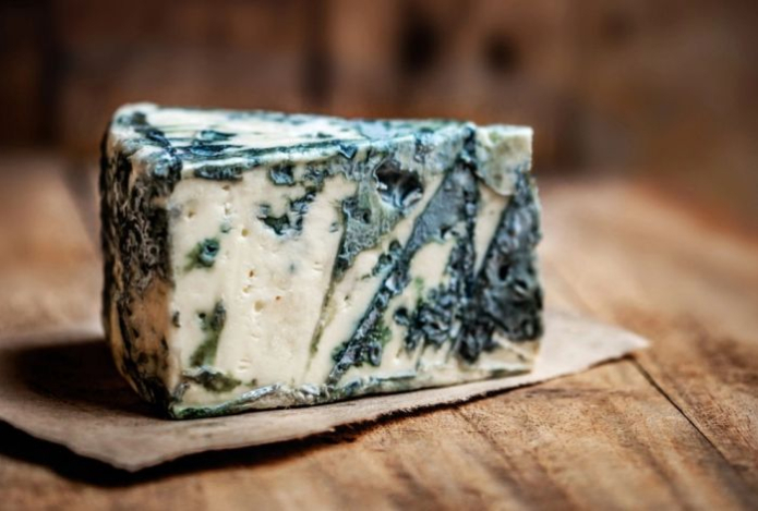 Зачем нужно есть сыр с плесенью