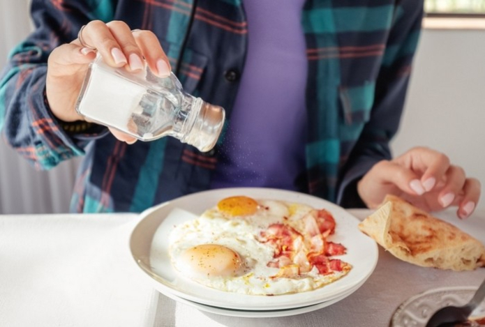 Терапевт назвал болезни, при которых постоянно хочется соленой еды